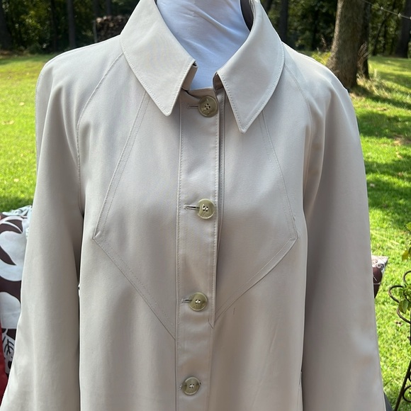 VINTAGE Stylish Tan Trench Rain Cost …205-Hanger - Picture 3 of 16